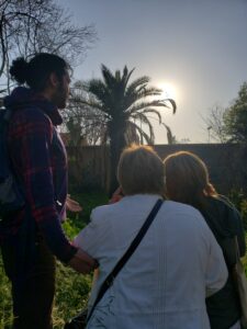 La imagen ilustra como mi madre María Alsina y yo, Núria Serra Alsina, hermana y sobrina de Juan Alsina, respectivamente pudimos visitar el INBA junto a Claudio Vilches. 