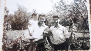Los tres hermanos en su casa de campo: Joan con mi madre, María, y Miquel.